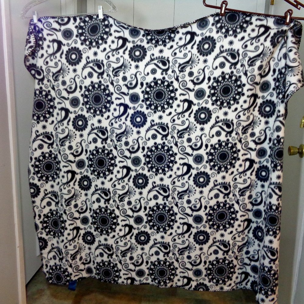 2 Northpoint Black & White Paisley Blankets 50x60